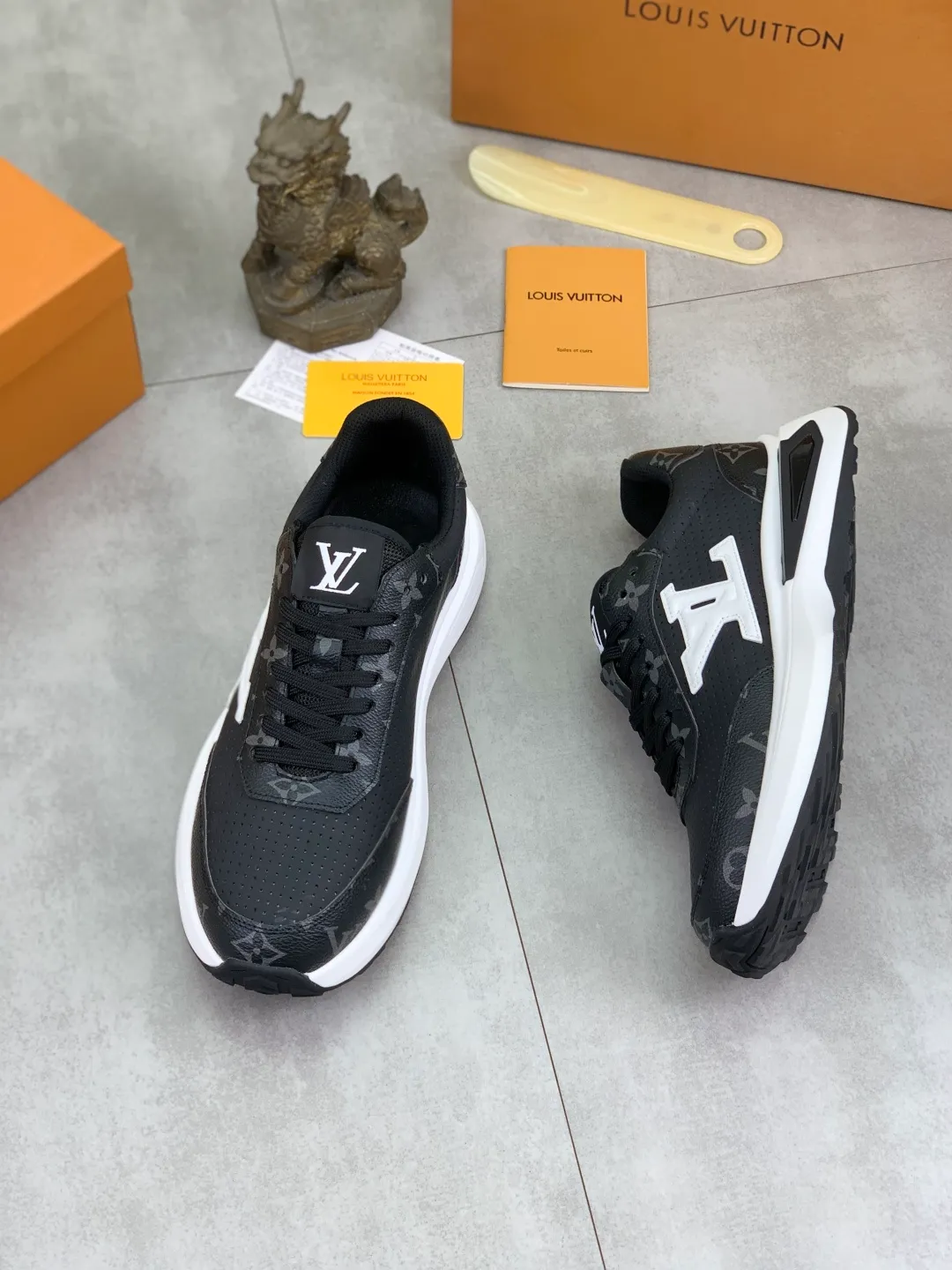 Men's shoes 💰P460 💰 [New model] 🆘 The latest model from LV official website 🎁 Casual and fashionable men's shoes 👟 Hot style 💥 Simple and elegant style, exclusive for trendy men. Unique latest brand elements from the official website 👑 Original decoration, fashionable and generous, the fabric is made of original calfskin ➕ Comfortable and breathable mesh lining ➕ Pigskin lining ✅The official website specifies wear-resistant casual outsole, the classic model is taken in real life🎬Color: 3️⃣colors available😍Number of codes: 38-44 (45 46 customized)